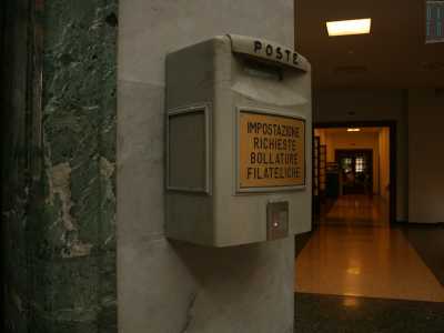O ancora una vecchia cassetta postale con su scritto "impostazione richieste bollature filateliche" vigila l'ingresso di uno dei corridoi che conducono a sale secondarie